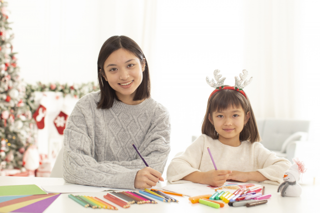 女性スタッフと子供